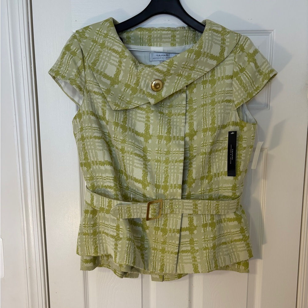 Tahari Women’s 2 piece belted green Suit